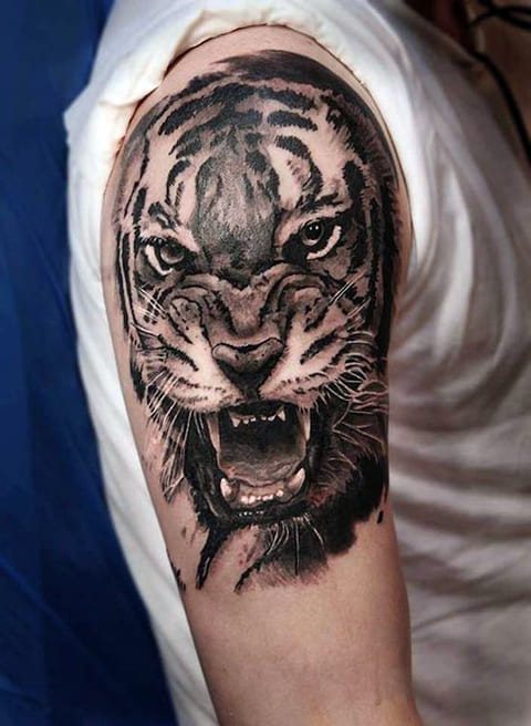 Tatouage d'un tigre souriant sur votre épaule