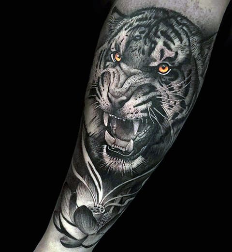 Tatouage d'un tigre souriant sur son bras