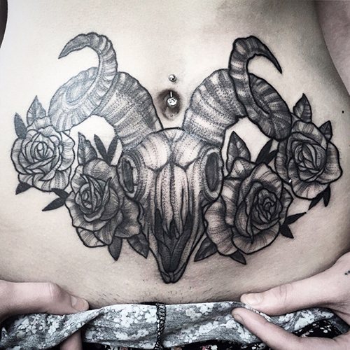 Tatouage Bélier pour les filles. Esquisses, photo, valeur sur le bras, le cou, la jambe, la clavicule, le dos, l'abdomen