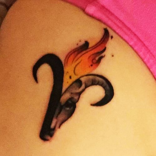 Tatouage Bélier pour les filles. Esquisses, photo, valeur sur le bras, le cou, la jambe, la clavicule, le dos, l'abdomen