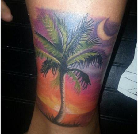 Tattoo Palm auf seinem Bein Foto