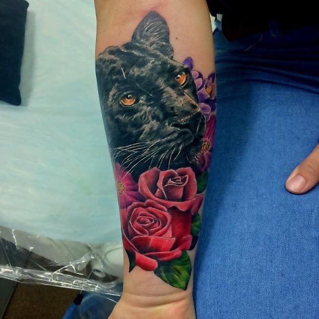 Tatuaje de pantera con flores