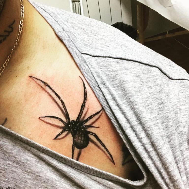 Татуировка паяк на гърдите
