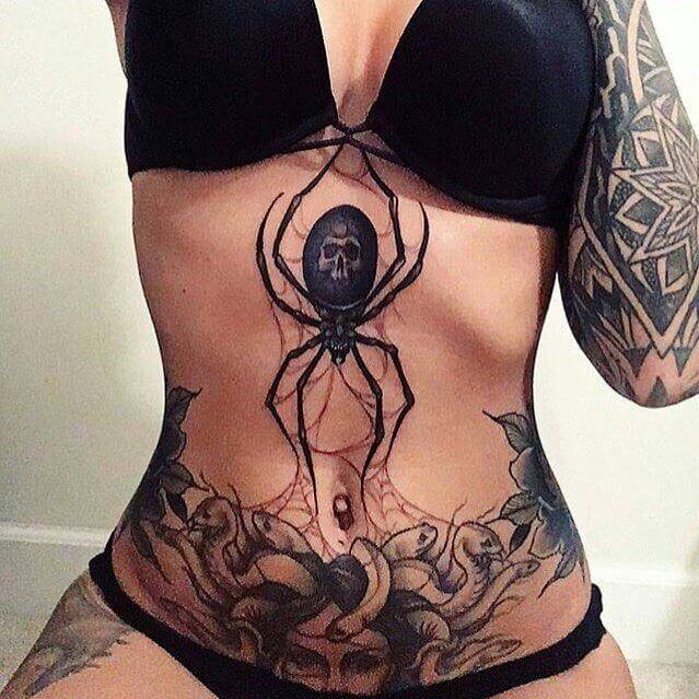 Tatouage d'une araignée sur le corps d'une femme