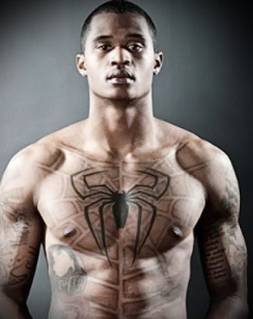 pókháló-és-pók-emberek tetoválás a mellkason