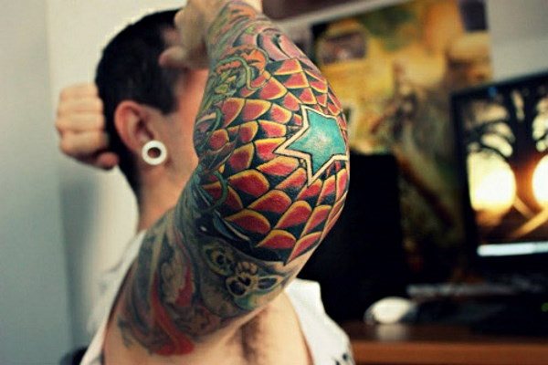 Tatuaje de tela de araña en el codo. Significado, bocetos, fotos