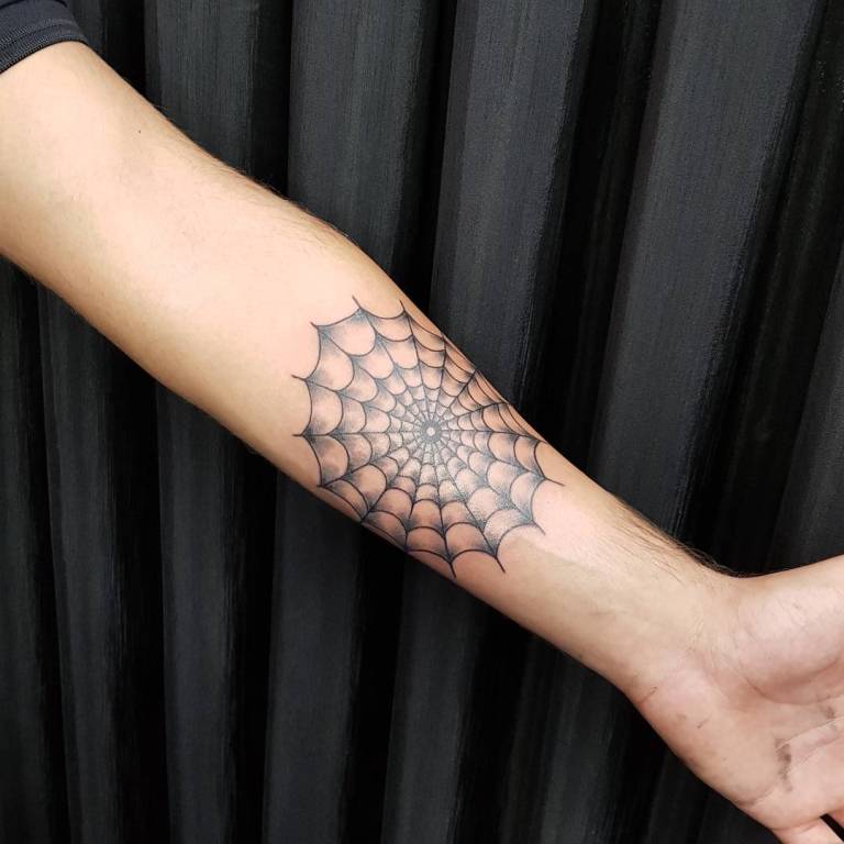 Татуировка паяжина на ръката на човек