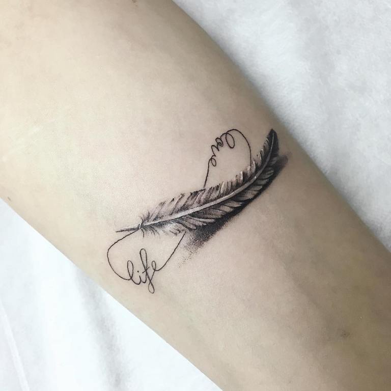 tatouage de plume d'infini