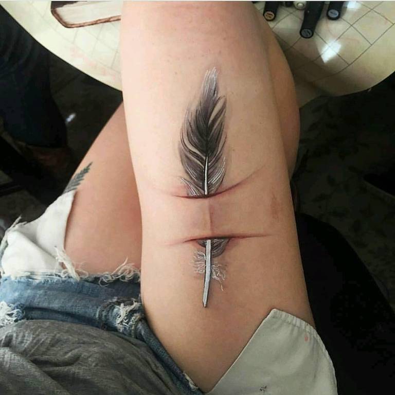 Tatouage d'une plume pour les filles