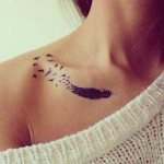 Τατουάζ ενός φτερού - έννοια σε ένα κορίτσι με μια λέξη, πουλιά, παγώνι σε ένα πόδι, χέρι, καρπό, στομάχι, λαιμό, πλάτη, κλείδα, στο πλάι