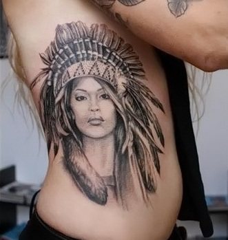 Tetování peří - význam u dívky se slovem, ptáci, páv na noze, paži, zápěstí, břiše, krku, zádech, klíční kosti, na boku