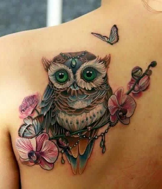 Tetování peří - význam u dívky se slovem, ptáci, páv na noze, paži, zápěstí, břiše, krku, zádech, klíční kosti, na boku