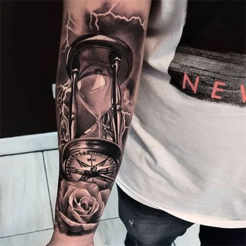 Tatuaje de reloj de arena en el antebrazo