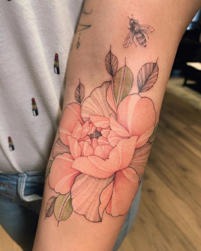 egy bazsarózsa tetoválás a karján
