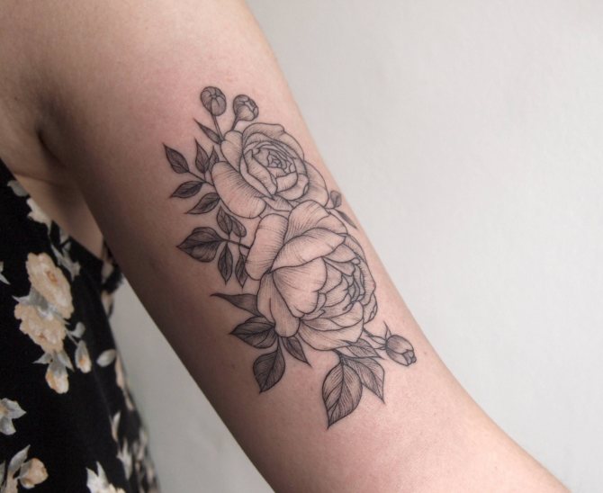 bazsarózsa tetoválás a kézben