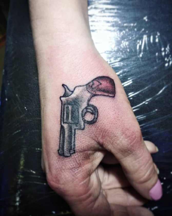 tatouage d'un pistolet