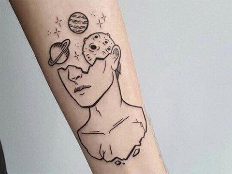 Tatouage d'une planète sur votre bras