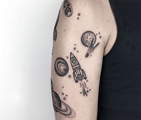 Planetentattoo auf der Hand