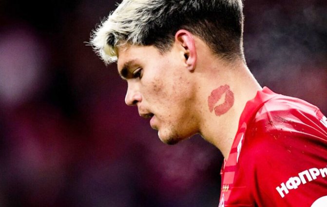 Татуировка целувка на врата за момичета, мъже. Значение, снимка