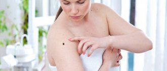 Tatouage sous la poitrine pour les filles. Photos, dessins et significations : inscriptions traduites, petit, beau, fleur rose, coeur, gothique