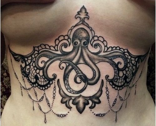 Tatouage sur la poitrine pour les filles. Images, motifs et significations : inscriptions traduites, petit, beau, fleur de rose, cœur, gothique.