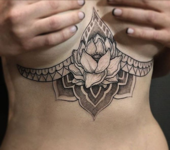 tatouage sous le sternum