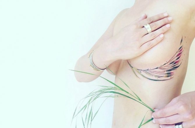 Tatouage sous le sein