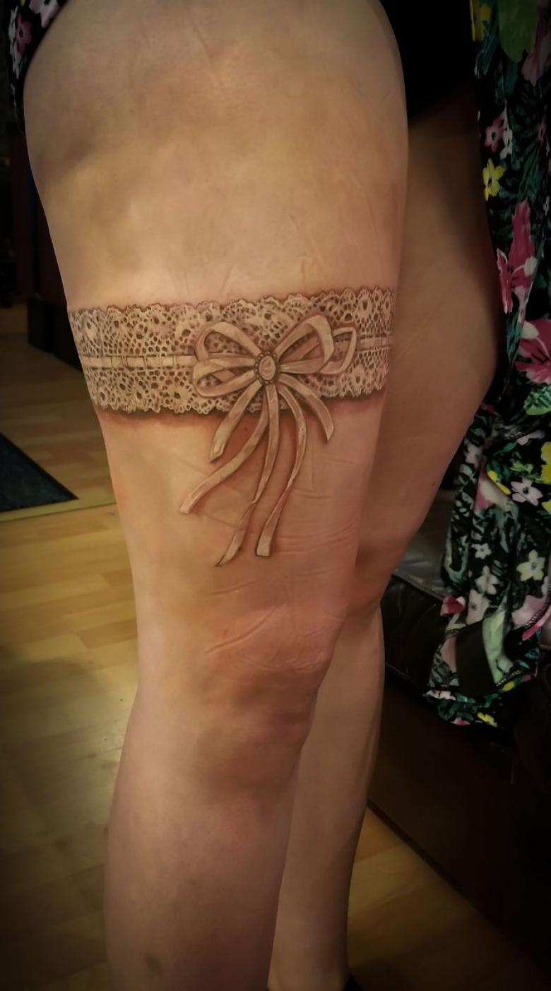 Tatouage de jarretière (83 photos) - signification, motifs pour filles sur cuisse, jambe