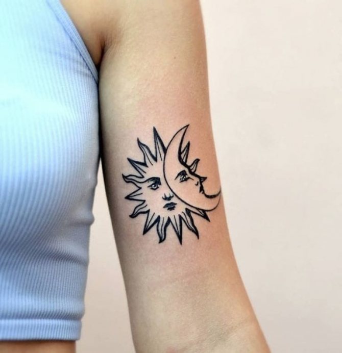 tatouage croissant sur la main