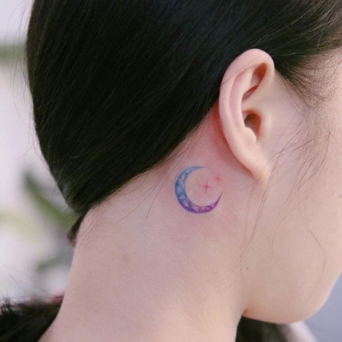 tatouage croissant sur le cou