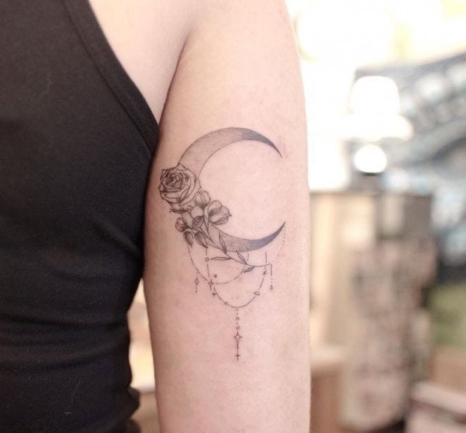 tatouage croissant avec fleurs