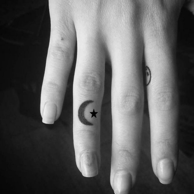 tatouage croissant de lune avec étoile