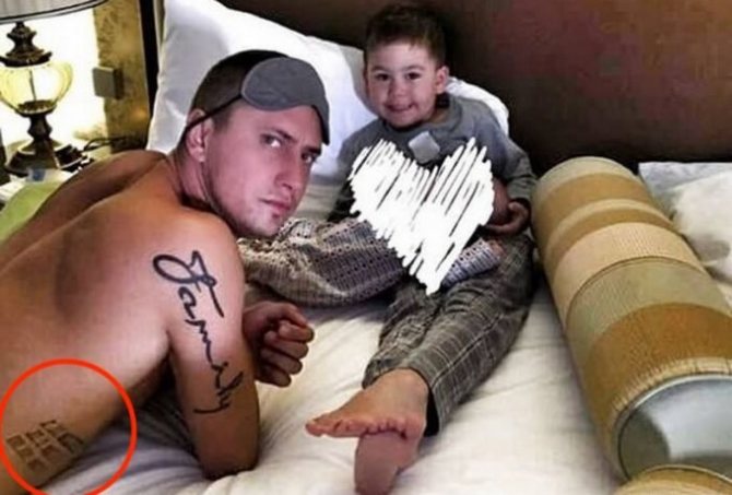 Pas de tatouage au cou dans une major