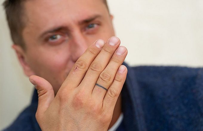 Il n'y a pas de tatouage de duché sur le cou dans un major.