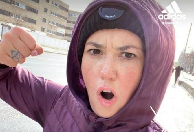 Pas de tatouage de cou dans une majeure.