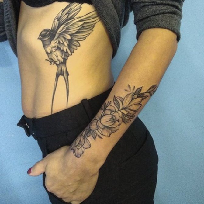 Tatouage d'un oiseau sur une branche