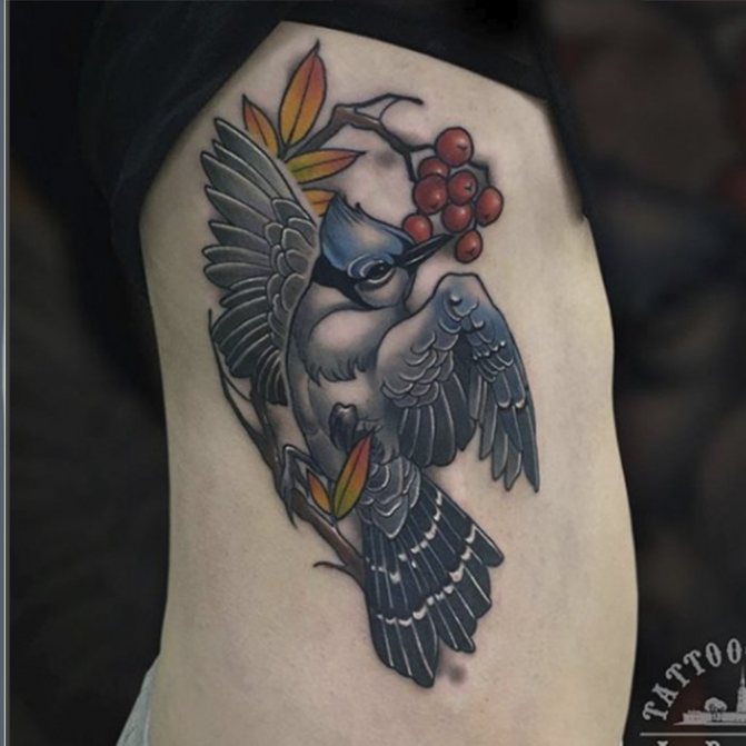 Tatouez un oiseau avec des baies
