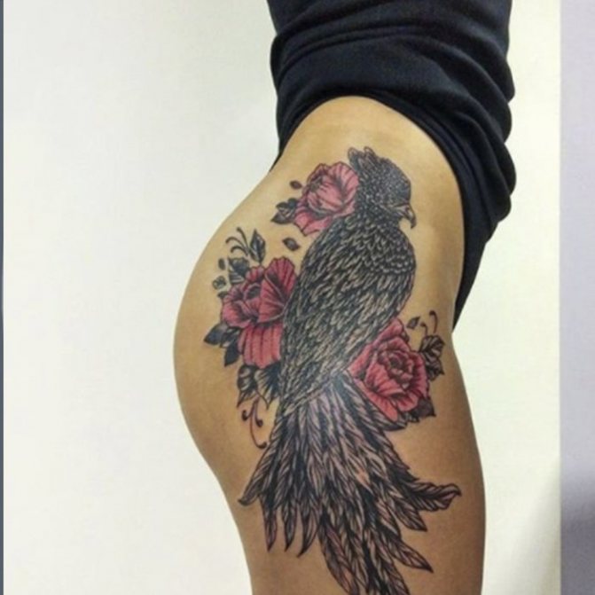 tatouage d'un oiseau en fleurs sur le côté