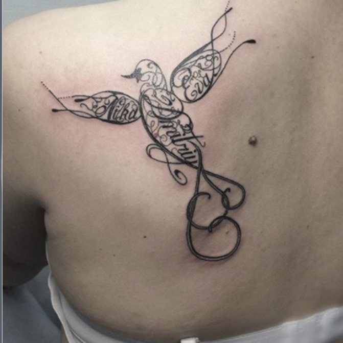 tatouage d'un oiseau graphique en vol en chrome