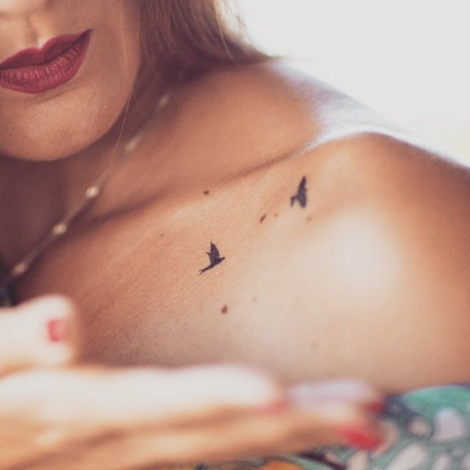 Tatouage d'oiseau sur la clavicule