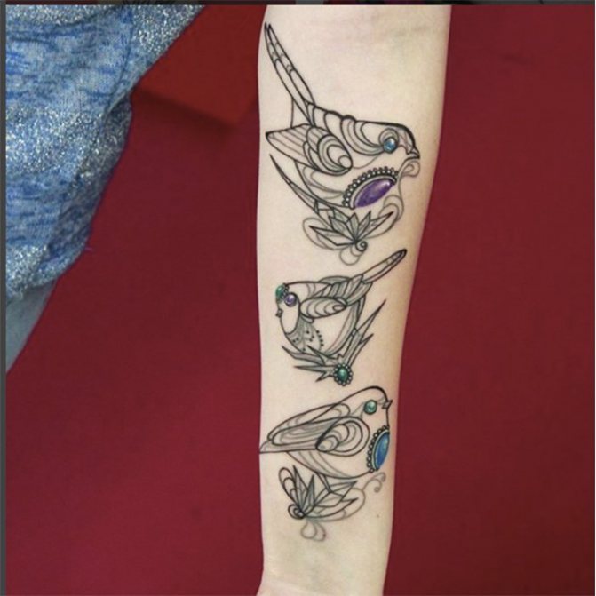 ♪ tatouage d'un oiseau sur son bras ♪
