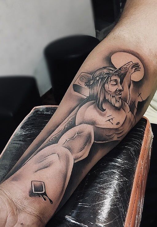 Tatuaje de Jesús crucificado