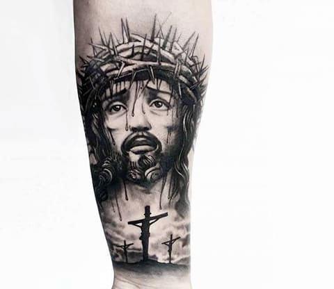 Tatuaje de Jesucristo crucificado en la cruz