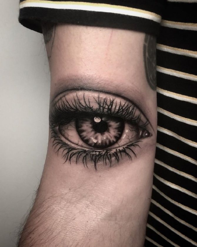 realism tattoo on the shoulder