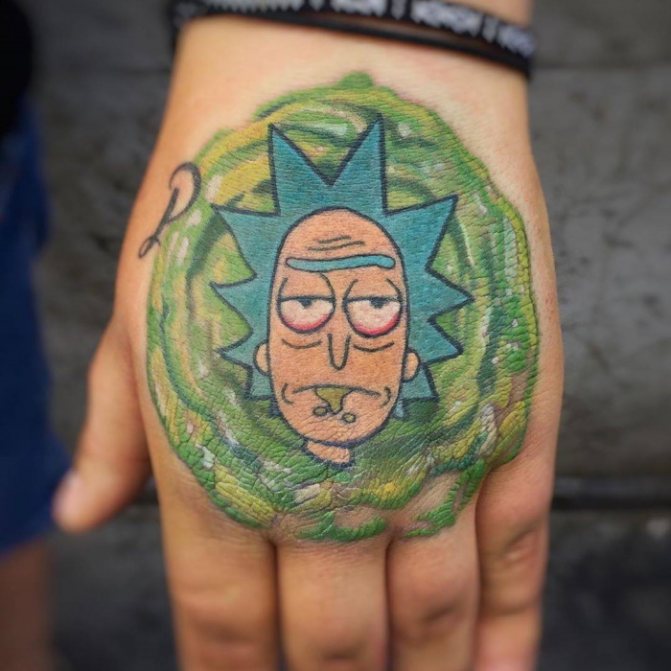 Tatouage de Rick et Morty. Tatouages noirs et blancs sur le bras, la jambe, la main, les côtes, photo