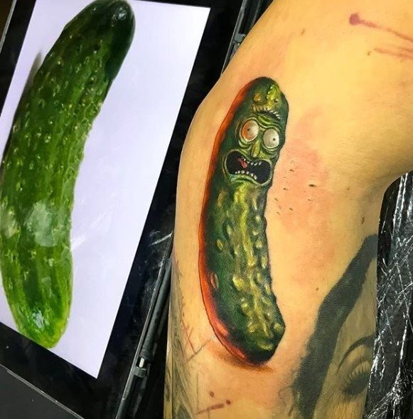 Tatouage de Rick et Morty. Noir et blanc sur bras, jambe, main, côtes, photo