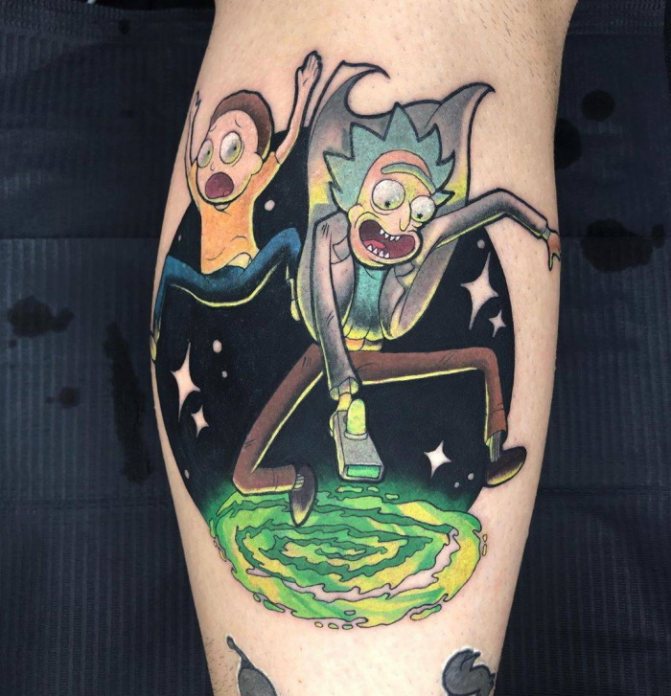 Tatouage de Rick et Morty. Tatouages noirs et blancs sur le bras, la jambe, la main, les côtes, photo