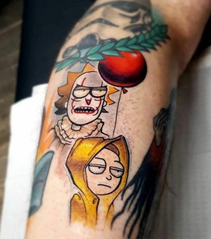 Tatouage de Rick et Morty. Tatouages noirs et blancs sur le bras, la jambe, la main, les côtes, photo