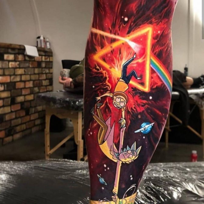 Tatouage de Rick et Morty. Tatouages noirs et blancs sur le bras, la jambe, la main, les côtes, photo