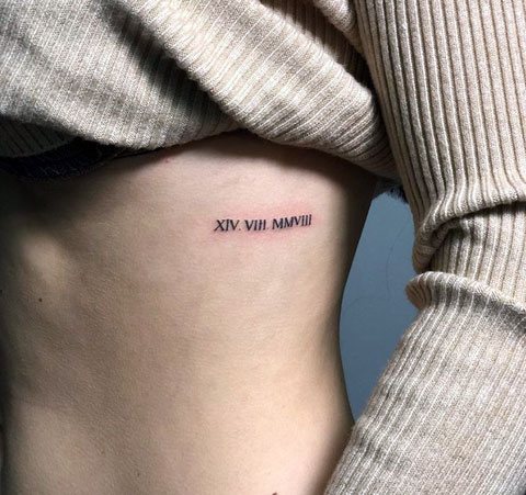 Tatuaje de números romanos en las costillas